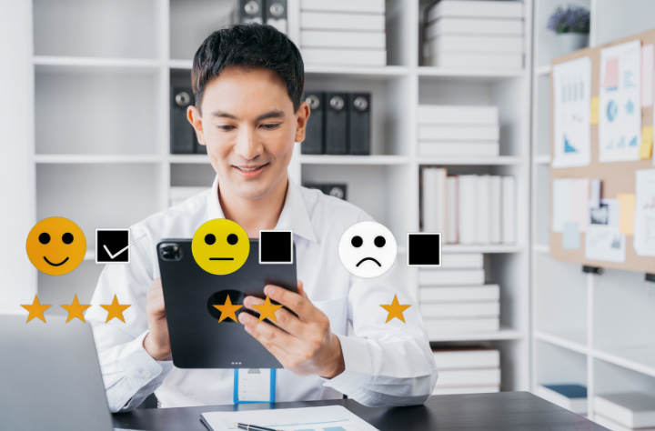 Pc og kalkulator i bruk til skattemeldingen