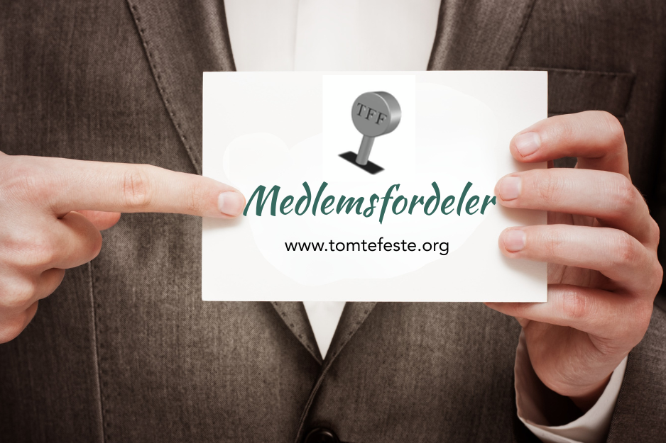 En mann som holder et skilt